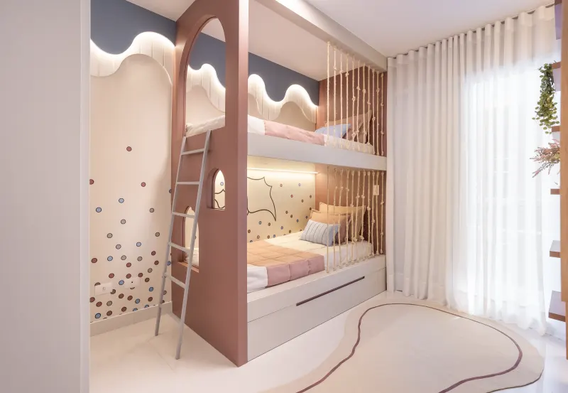 Quarto infantil com beliche-casinha rosé e divisória de cordas