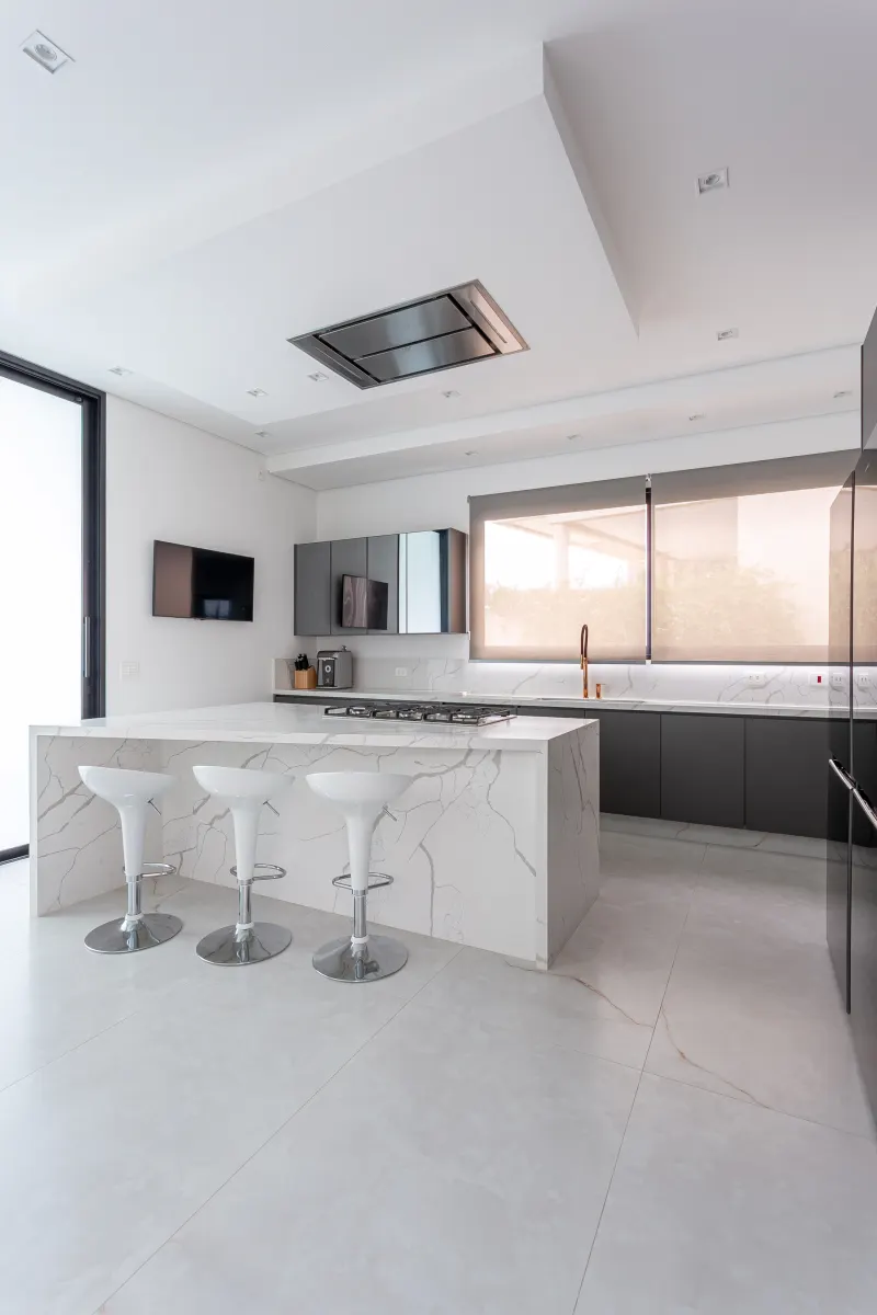 Cozinha com ilha de mármore branco venatino