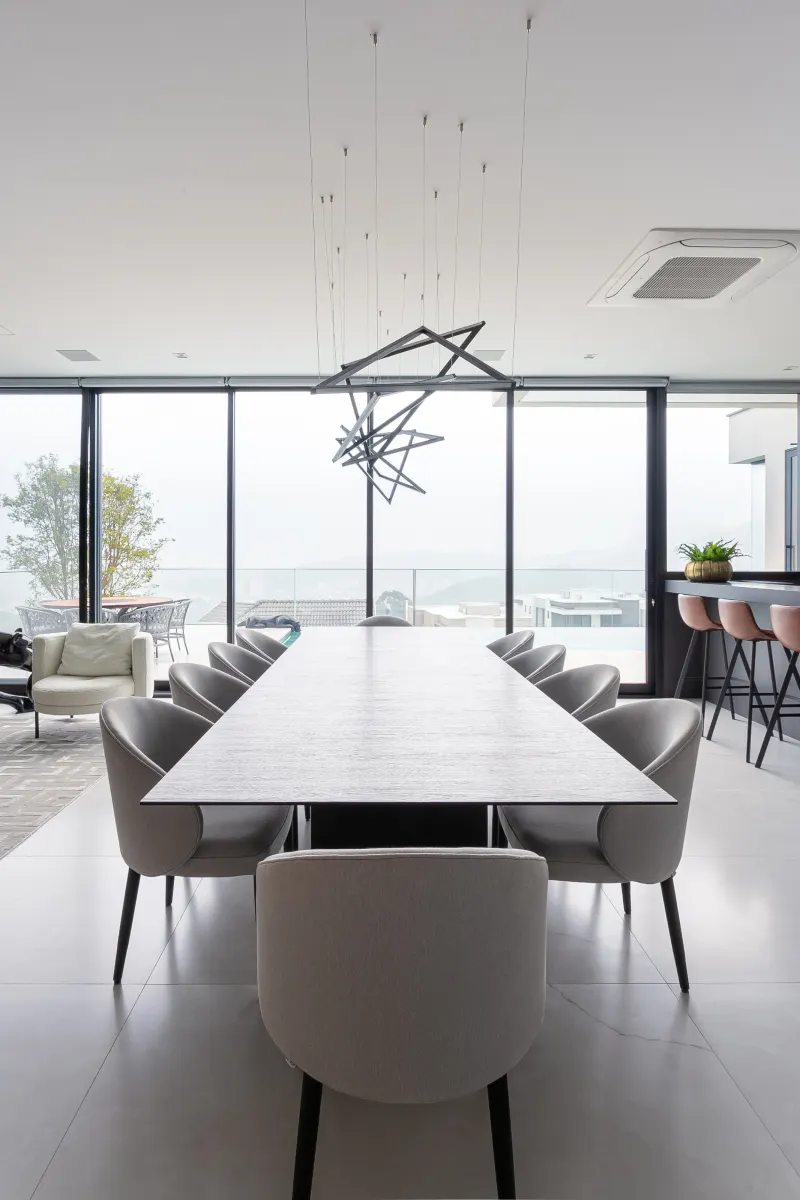 Mesa de jantar em eixo central com pendente escultural geométrico
