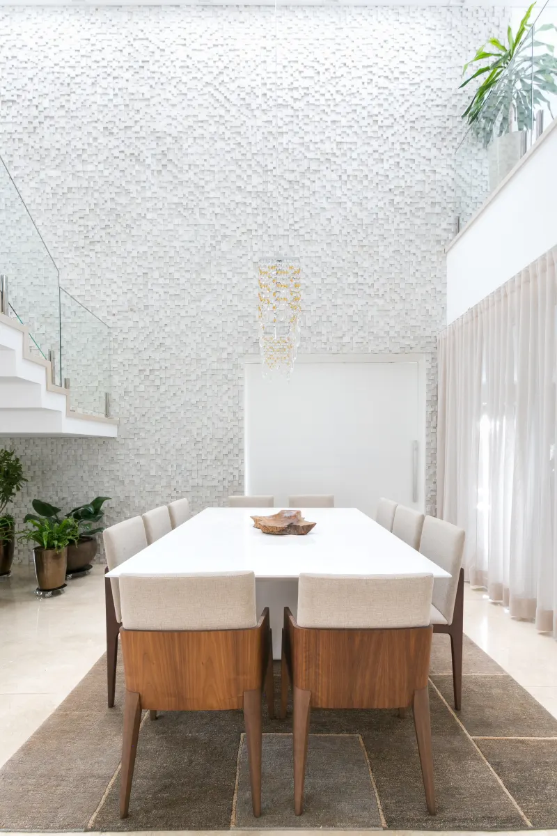 Sala de jantar com parede de mosaico 3D branco em pé-direito duplo